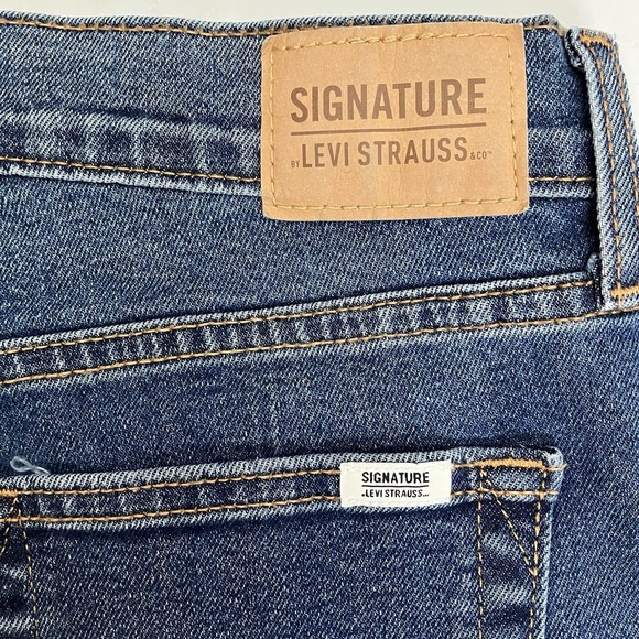 Levis Womens Blue Signature Heritage High‎ Rise Bermuda Cut Off Jean Shorts Sz 8 - Picture 4 of 6
